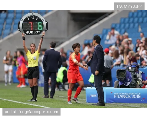 特写镜头：勒阿弗尔教练组紧盯平板电脑，实时监控场上球员跑动热图